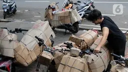 Jelang Hari Raya Idul Fitri 1446 Hijriah, terjadi lonjakan pengiriman barang ke berbagai wilayah. (Liputan6.com/Herman Zakharia)