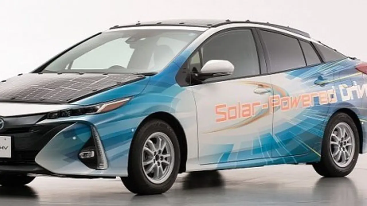 Toyota Prius dengan panel surya