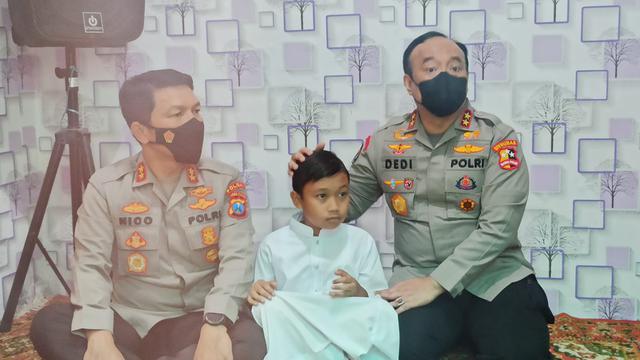 Kapolda Jatim Irjen Nico Afinta saat menjenguk anak yang orangtuanya menjadi korban Kanjuruhan. (Dian Kurniawan/Liputan6.com).