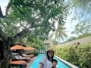 Nindy Ayunda mengajak kedua anaknya berlibur ke Seminyak, Bali. Mereka begitu bahagia. (Foto: Instagram/@nindyayunda)
