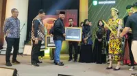 Bupati Kukar, Edi Damansyah memberikan penghargaan Digital Idaman Award 2023. (Foto: Istimewa)