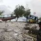 Sejumlah kapal nelayan yang terdampar pasca gelombang Tsunami Selat Sunda di Dusun Tiga Regahan Lada, Pulau Sebesi, Lampung Selatan, Minggu (30/12). Sebagian warga mengungsi ke Kalianda. (Liputan6.com/Herman Zakharia)