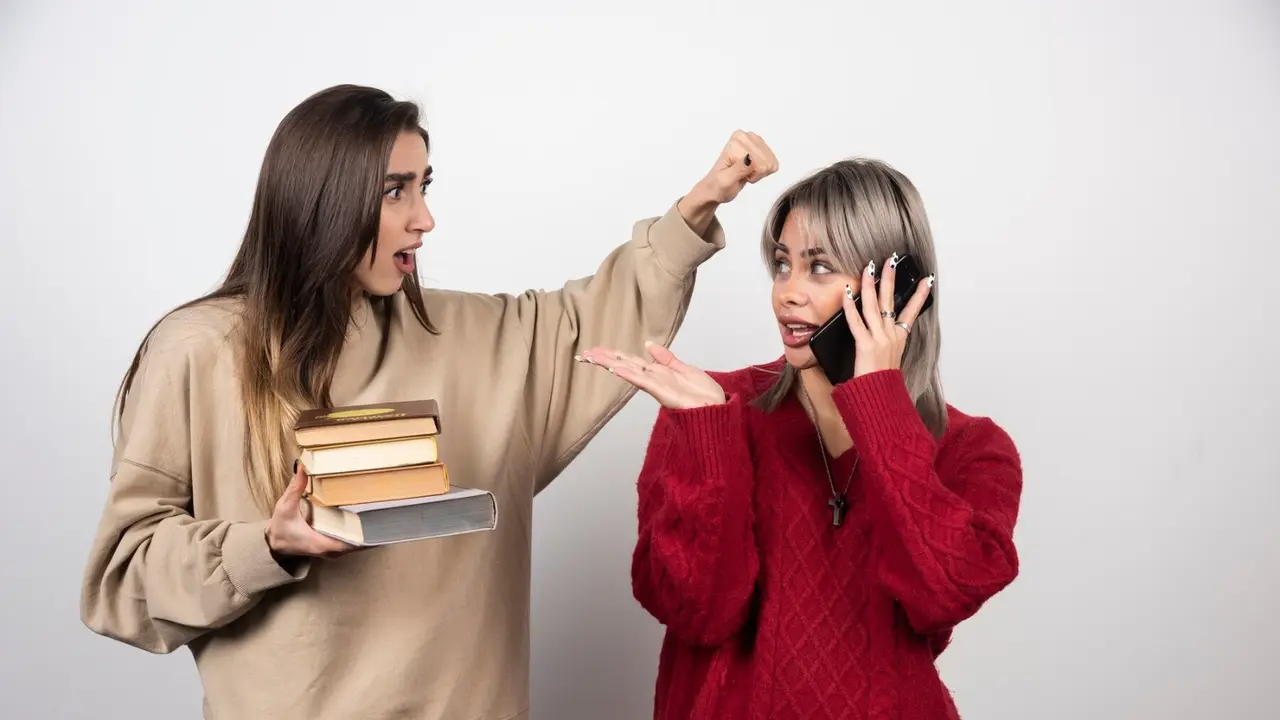 Hanya Ingin Terlihat Cerdas vs. Real Cerdas (Foto/Sumber: Freepik)