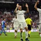 Gelandang Real Madrid, Gareth Bale (kiri) berselebrasi dengan rekannya Marco Asensio setelah mencetak gol ke gawang Getafe pada lanjutan La Liga Spanyol di stadion Santiago Bernabeu, Madrid, (19/8). Madrid menang 2-0 atas Getafe. (AP Photo/Andrea Comas)