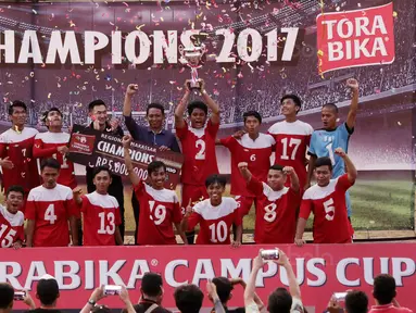 Pemain STIMED Nusa Palapa melakukan selebrasi usai menjuarai Torabika Campus Cup 2017 di Stadion UNM, Makassar, Kamis, (19/10/2017). STIMED Nusa Palapa menang adu penalti atas STKIP Mega Resky. (Bola.com/M Iqbal Ichsan)