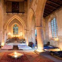 Tak soal 'city road' saja, tidur di Gereja bersejarah pun bisa dicicip di Inggris.