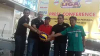 Wakil Direktur Proliga Reginal Nelwan (dua dari kanan sebelah baju hijau) dan pelatih Palembang Bank SumselBabel Pascal Wilmar (dua dari kiri). Ist