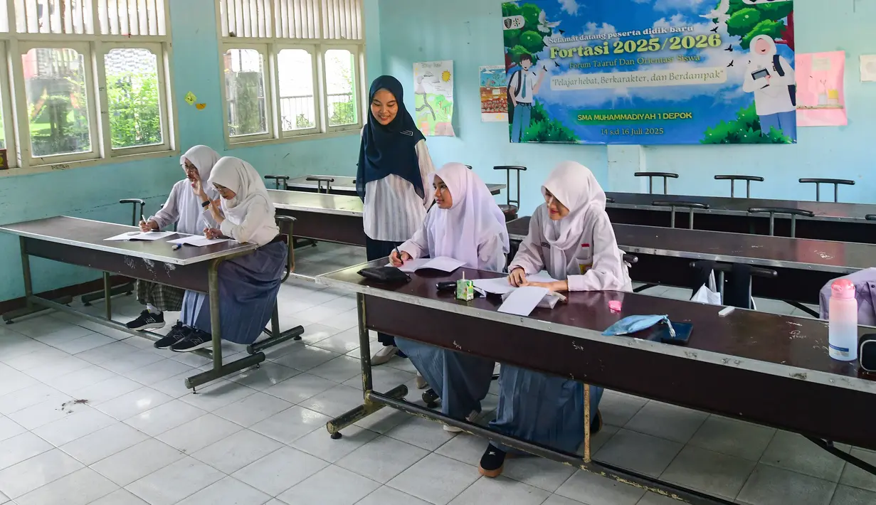 Dalam kebijakan tersebut, para siswa ditempatkan pada satuan pendidikan sekolah negeri sebanyak- banyaknya atau 50 peserta didik dalam satu kelas yang disesuaikan dengan hasil analisis data luas ruang. (merdeka.com/Arie Basuki)