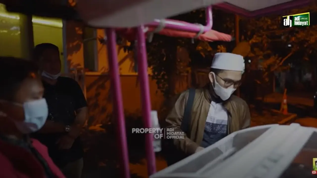 Ustaz Adi Hidayat membayar roti senilai Rp 86 ribu menjadi Rp 1 juta (YouTube/AdiHidayatOfficial)