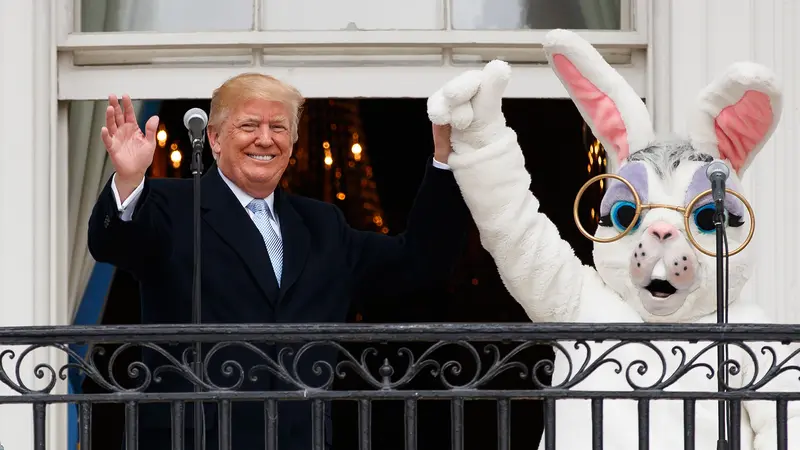 Ekspresi Donald Trump Bersama Badut Kelinci Saat Perayaan Paskah