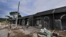 Mengusung tema "Build, Battle, and Beat" dalam transformasi bisnisnya, PT Bank Tabungan Negara (Persero) BTN, memaksimalkan KPR subsidi dan memperluas layanan digital. Tampak dalam foto, pekerja menyelesaikan pembangunan perumahan subsidi di Kabupaten Bogor, Jawa Barat, Selasa (24/2/2026). (Kapanlagi.com/Budy Santoso)
