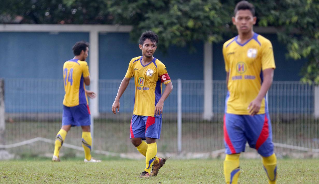 Para Pemain Barito Putera U-21, saat melakukan laga uji coba melawan Diklat Ragunan di Stadion Bea & Cukai Rawamangun, Jakarta, Rabu (2/3/2016). (Bola.com/Nicklas Hanoatubun)