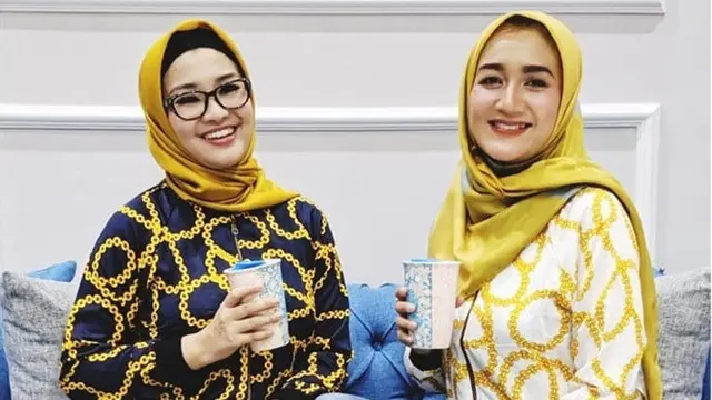 Jarang Tersorot, Ini 7 Potret Kebersamaan Fitri Carlina dan Sang Kakak