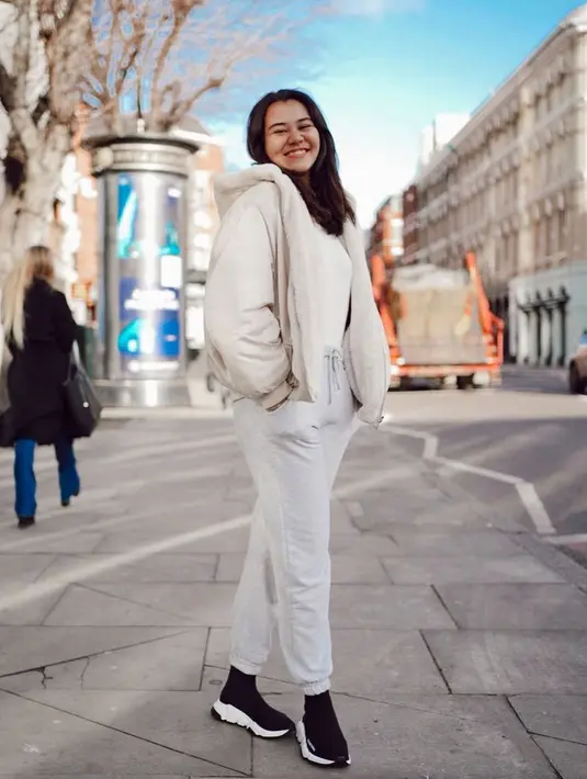 Ia juga tampil serba putih dengan jaket, inner, dan celananya. Dipadukan sneakers hitamnya.[@aaliyah.massaid]