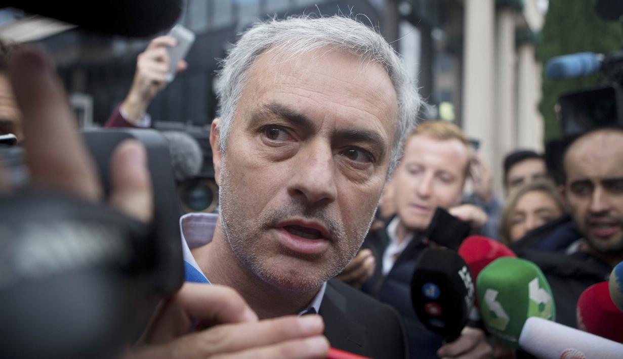 Manajer Manchester United, Jose Mourinho, bersiap menjalani sidang di Gedung Pengadilan Madrid, Jumat (3/11/2017). Pria asal Portugal itu menjalani sidang terkait dugaan penggelapan pajak saat masih melatih Real Madrid. (AP/Paul White)