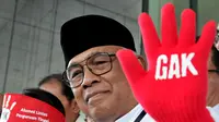 Plt Ketua KPK Taufiequrachman Ruki mengenakan sarung tangan sebagai bentuk aksi protes, di gedung KPK, Jakarta, Jum'at (9/10/2015). (Liputan6.com/Andrian M Tunay)
