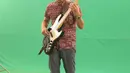 Banyak gambar yang akan ditampilkan dalam video klip ini membuat Lyla merasa kesulitan karena harus bisa berekspresi sesuai dengan gambar yang akan ditampilkan. Seperti Dennis sang bassis yang sedang dalam pengambilan gambar ini. (Nurwahyunan/Bintang.com)