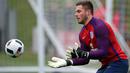 Jack Butland, kiper Stoke City ini menggeser posisi Joe Hart saat menjadi starter pada laga melawan Jerman hingga ditandu keluar lapangan akibat cedera di Olympiastadion, Berlin, Minggu (27/3/2016) dini hari WIB. (AFP/Paul Ellis)
