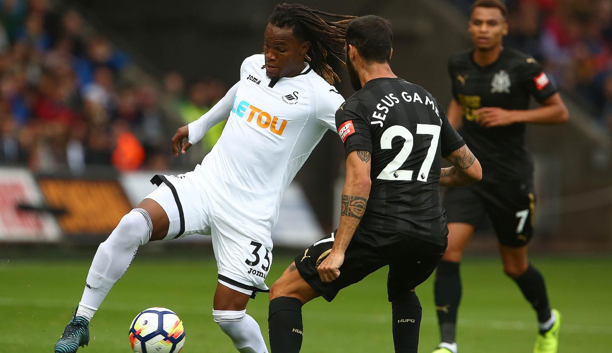 6. Wonderkid Portugal, Renato Sanchez, menjalani debutnya di Liga Inggris bersama Swansea. Gelandang yang dipinjam dari Bayer Munchen itu harus menerima kekalahan pada laga pertamanya di Inggris. (AFP/Geoff Caddick)