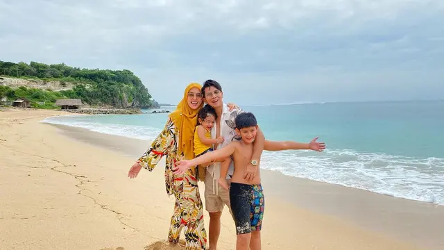 7 Momen Liburan Keluarga Sonny Septian dan Fairuz A Rafiq Ke Bali