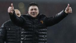 Walter Mazzarri. Pelatih berusia 60 tahun yang sejak akhir musim 2021/2022 berstatus tanpa klub usai meninggalkan Cagliari ini tercatat pernah menangani satu klub di Liga Inggris, yaitu Watford. Ia membesut Watford pada musim 2016/2017 dan hanya bertahan selama semusim dan hanya mampu membawa Watford finis di urutan ke-17 klasemen akhir Liga Inggris musim 2016/2017. Posisinya kemudian digantikan oleh Marco Silva pada awal musim 2017/2018. (AFP/Adrian Dennis)