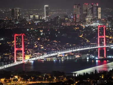 Pemandangan malam Jembatan Martir 15 Juli atau yang lebih dikenal dengan Jembatan Bosphorus di Istanbul, Turki, Jumat (24/8). Jembatan Bosphorus adalah sebuah jembatan gantung sepanjang 1.510 meter. (OZAN KOSE/AFP)