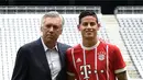 James Rodriguez berpose dengan pelatih Bayern Munchen Carlo Ancelotti saat perkenalannya dengan tim barunya Bayern Munchen Jerman, (12/7). Bayern Munchen harus membayar 5 juta euro untuk meminjam James per musim. (AFP Photo/Christof Stache)