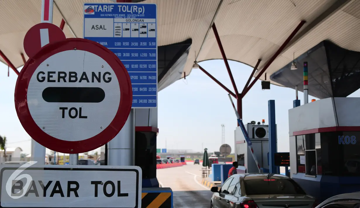 Sejumlah mobil saat membayar di gerbang Tol Palimanan, Jawa Barat, Selasa (14/7/2015). Hingga H-3 jelang lebaran 2015  pemudik sudah mulai memadati tol Cipali. (Liputan6.com/Herman Zakharia)