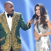 Pembawa acara Steve Harvey berbincang dengan Miss Indonesia Frederika Alexis Cull di atas panggung kontes Miss Universe 2019 di Tyler Perry Studios, Atlanta, Minggu (8/12/2019). Frederika mencetak sejarah baru untuk Indonesia dengan menembus babak 10 besar Miss Universe 2019. (VALERIE MACON / AFP)