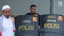 Petugas berjaga di belakang tameng saat aksi dukungan bagi negara Palestina di depan Kedubes AS, Jakarta, Minggu (10/12). Mereka memprotes keputusan Presiden Trump yang mengakui Yerusalem jadi Ibu Kota Israel. (Liputan6.com/Helmi Fithriansyah)