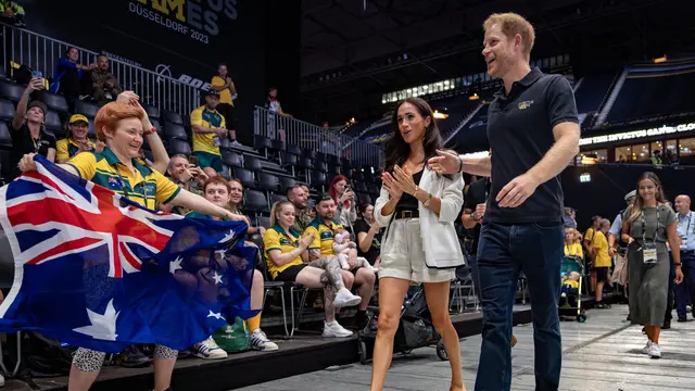 Meghan, Duchess of Sussex (kiri) dari Inggris dan Pangeran Harry, Duke of Sussex dari Inggris, tiba di Invictus Games 2023 di Duesseldorf, Jerman bagian barat pada 13 September 2023.