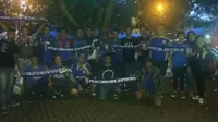 Suporter Persiba Balikpapan, Balistik memberikan dukungan langsung untuk tim kesayangan saat melawan Arema Cronus di Stadion Kanjuruhan, Kabupaten Malang, Minggu (1/5/2016). (Bola.com/Muhammad Wirawan Kusuma)