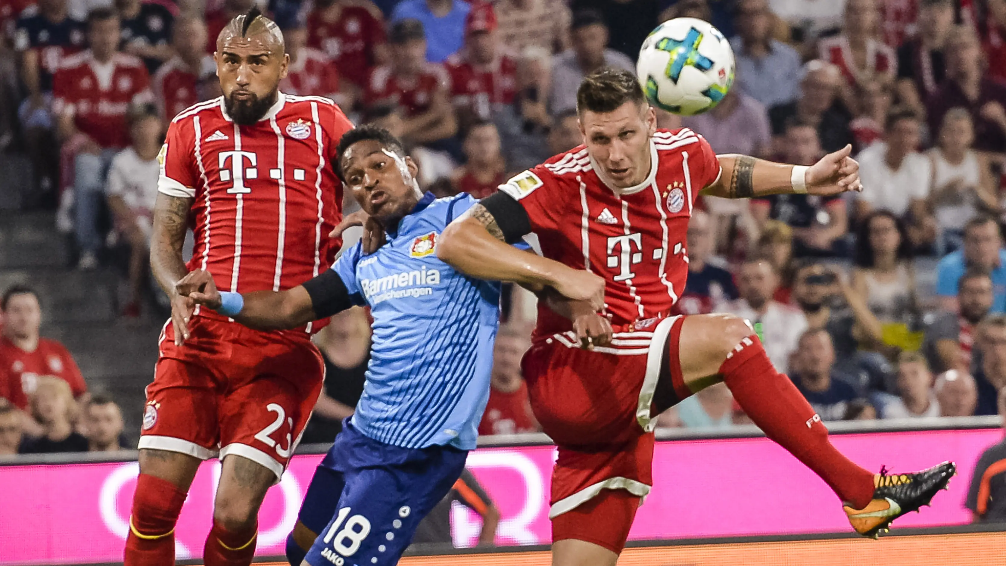 Pemain Bayern Munchen, Niklas Suele (kanan) menyundul bola saat mencetak gol ke gawang Laverkusen pada laga Bundesliga di Allianz Arena, Munich,  (18/8/2017). Bayern menang 3-1. (AFP/Guenter Schiffmann)