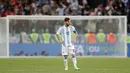 Gelandang Argentina, Lionel Messi, tampak sedih usai dikalahkan Kroasia pada laga grup D Piala Dunia di Stadion Nizhny Novgorod, Nizhny, Kamis (21/3/2018). Kroasia menang 3-0 atas Argentina. (AP/Ricardo Mazalan)