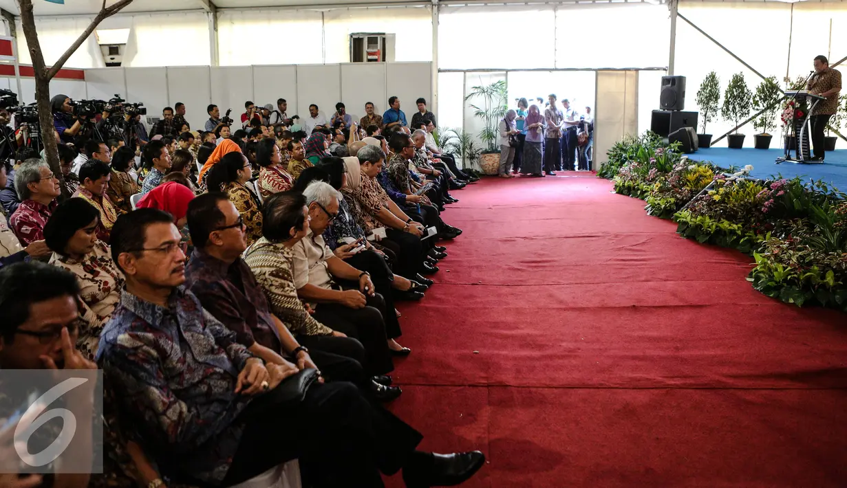 Suasana saat pembukaan pasar murah di Kementerian Perdagangan, Jakarta, Kamis, (25/6/2015). Pasar murah juga ada di 12 kelurahan Jakarta Pusat, yakni Gambir, Cikini, Kwitang, Kebon Sirih, dll. (Liputan6.com/Faizal Fanani)