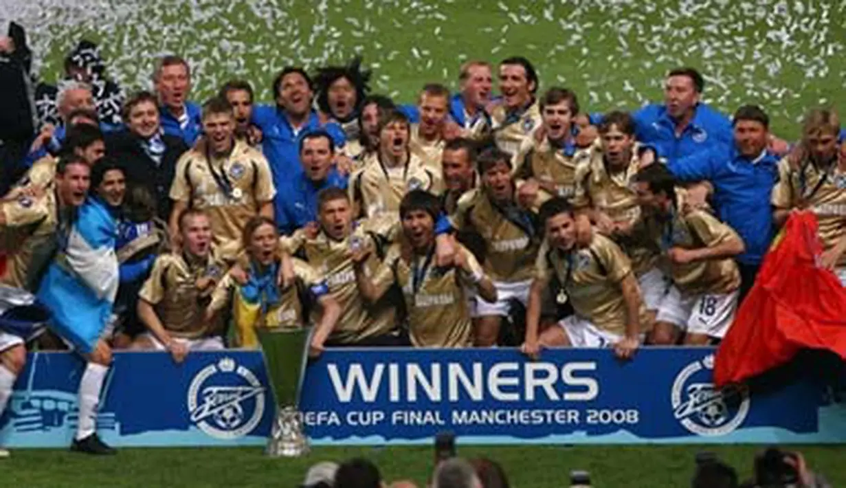 Zenit St Petersburg team celebrate with the trophy after they won the UEFA Cup final match between Scottish football club Glasgow Rangers and Russian side Zenit St Petersburg/ PAUL ELLIS