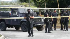Aparat keamanan Malaysia menjaga sidang dengan terdakwa WNI, Siti Aisyah di Gedung Mahkamah Sepang, Kamis (13/4). Sidang kedua pembunuhan saudara pemimpin Korea Utara, Kim Jong-nam di bawah penjagaan ketat aparat keamanan. (AP Photo/Vincent Thian)