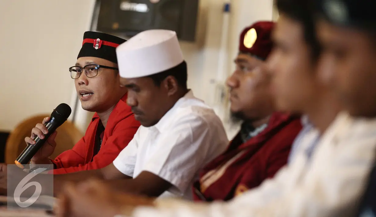 Chrisman Damanik (Ketua PP GMNI) menyampaikan lima resolusi 2017 di Jakarta, Kamis (19/1). Dalam tuntutannya mereka mendesak pemerintah untuk membubarkan Ormas yang bertentangan dengan Pancasila. (Liputan6.com/Faizal Fanani)