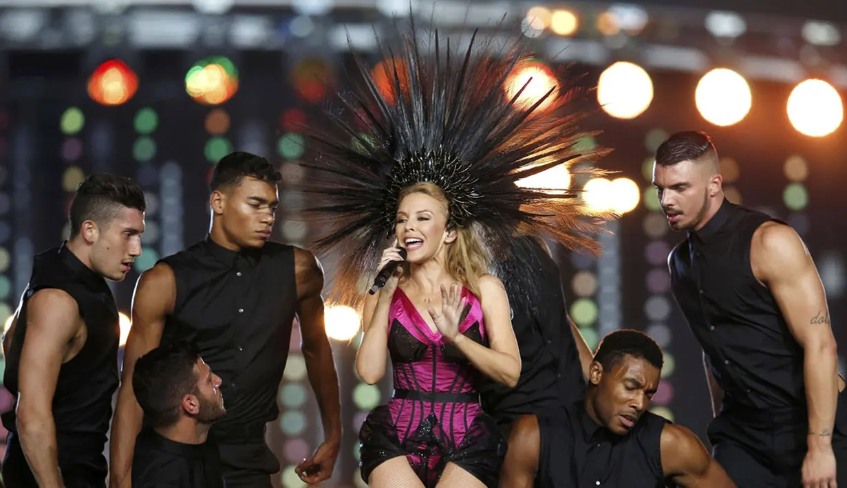Penyanyi Australia, Kylie Minogue, tampil memeriahkan upacara penutupan Commonwealth Games 2014 di Hampden Park, Glasgow, Skotlandia, (3/8/2014). (REUTERS/Jim Young)