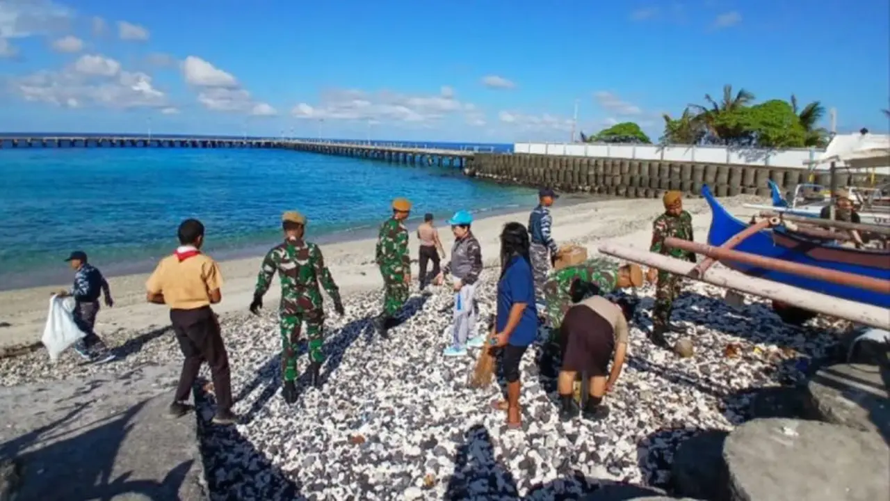 Pada Jumat (27/9/2024), personel TNI dan Polri bersama masyarakat melaksanakan kegiatan karya bakti bersih-bersih pantai di Desa Miangas, Kabupaten Kepulauan Talaud, Sulut.