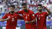 Penyerang Timnas Bahrain, Abdulla Yusuf Helal (tengah), merayakan gol yang dicetaknya ke gawang Yordania dalam laga terakhir Grup E Piala Asia 2023 di Al-Janoub Stadium, Al-Wakrah, Kamis (25/1/2024) malam WIB. (KARIM JAAFAR / AFP)