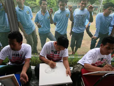 Sejumlah warga binaan mengikuti melukis bersama di Lapas Wirogunan,Yogyakarta, Senin (9/11/2015). Aksi yang dilakukan oleh komunitas seniman Yogyakarta sebagai bentuk kepedulian terhadap kehidupan warga binaan. (Foto:Boy Harjanto)