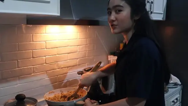 6 Momen Febby Rastanty Masak untuk Sahabat, Ada Verrel Bramasta Ikut Cicipi