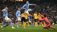 Kiper Dortmund asal Swiss, Gregor Kobel (kanan) menepis tembakan pemain depan Manchester City asal Norwegia, Erling Haaland, dalam pertandingan lanjutan fase liga Liga Champions 2025/2026 antara Manchester City dan Borussia Dortmund di Stadion Etihad, Manchester, Inggris barat laut, pada 5 November 2025 waktu setempat atau Kamis (6/11) dini hari WIB. (Oli SCARFF/AFP)