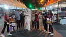 Maskot Piala Dunia 2022, La'eeb berfoto bersama warga saat mengunjungi Night Market Sriwedari, Kota Solo, Sabtu (29/10/2022). Kedatangan La'eeb ini menambah kemeriahan jelang bergulirnya Piala Dunia 2022 pada November mendatang. (FOTO: Dok. SCM)