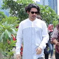 Film yang rencananya akan tayang pada 1 Maret 2018 mendatang pun telah selesai melewati proses syutingnya. Untuk itu, Reza dan beberapa orang terlibat melakukan ziarah ke makam mendiang Benyamin. (Deki Prayoga/Bintang.com)