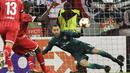 Kiper Arsenal, David Ospina gagal membendung sepakan penalti pemain FC Cologne, Sehrou Guirassy pada laga grup H Liga Europa di Rhein  Energie Stadium, Cologne, (23/11/2017). Arsenal kalah 0-1. (AP/Martin Meissner)