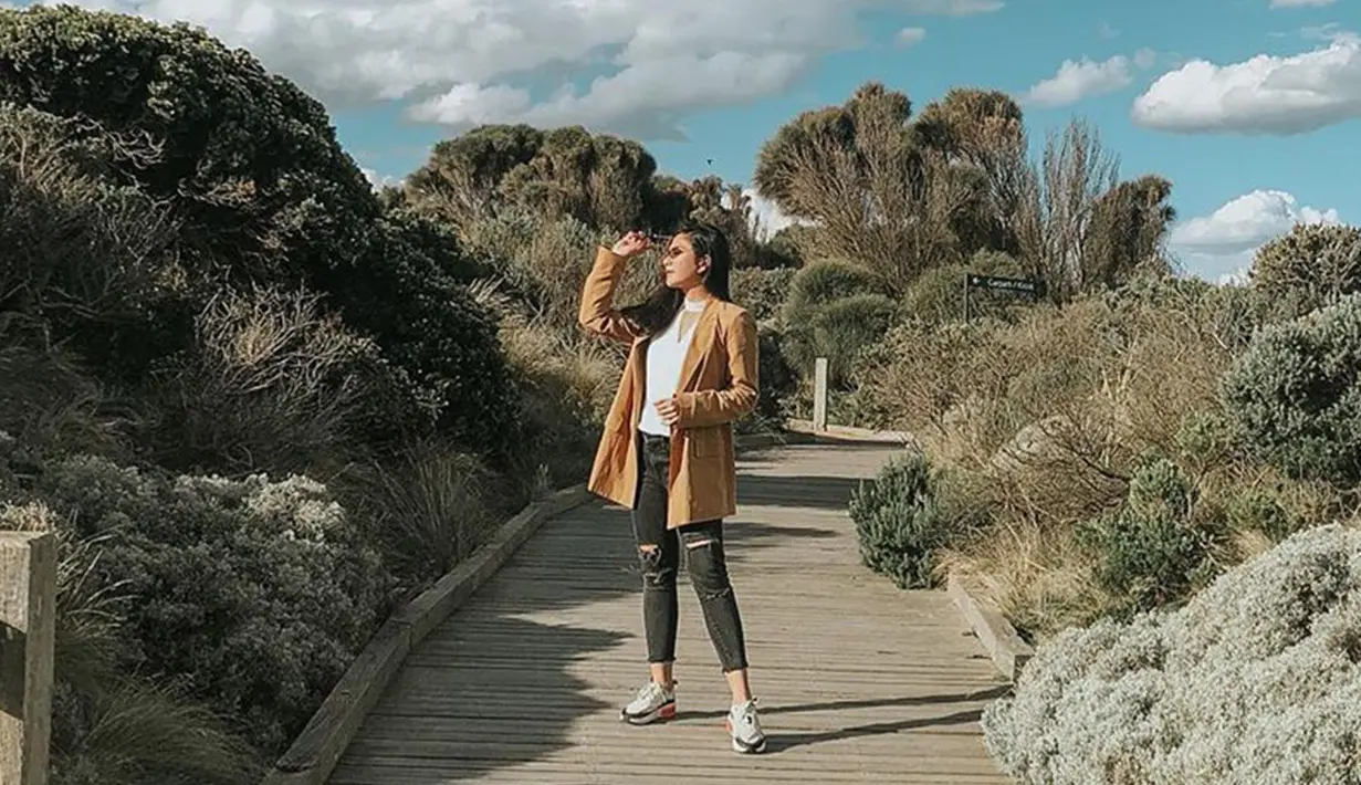 Blazer coklat, atasan putih, celana ripped jeans dan sneakers menjadi outfit andalan Mila di hari selanjutnya. (Liputan6.com/IG/@jscmila)