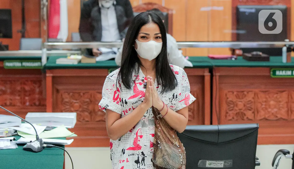 Aktris Nirina Zubir memberikan isyarat saat menghadiri sidang lanjutan kasus mafia tanah di Pengadilan Negeri Jakarta Barat, Jakarta, Selasa (7/6/2022). Sidang lanjutan kali ini masih beragendakan mendengarkan keterangan dari saksi. (Liputan6.com/Faizal Fanani)
