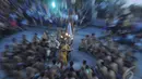 Konon dalam pagelaran Tari Kecak para penarinya dalam keadaan tidak sadar. Tarian ini adalah bentuk komunikasi dunia nyata dengan dunia gaib. Mereka menyampaikan harapan kepada arwah para leluhur, Bali (31/8/2014) (Liputan6.com/Herman Zakaria)